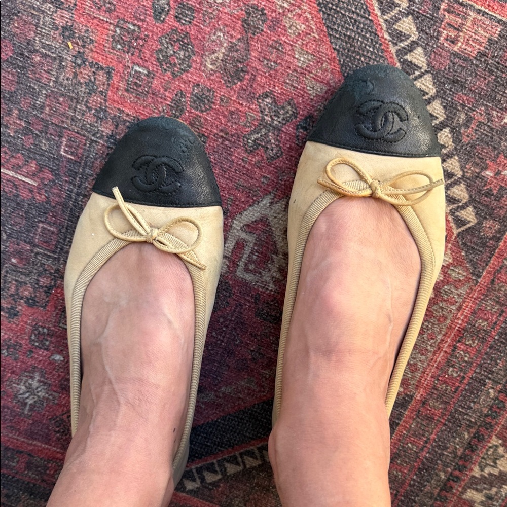 CHANEL Ballet Flats Vintage Classic Tan With Black Toe Cap Flats CC on Toe Cap! - Picture 2 of 11